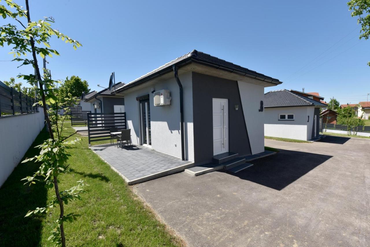 Apartmani I Bungalovi Trojka バニャ・ルカ エクステリア 写真