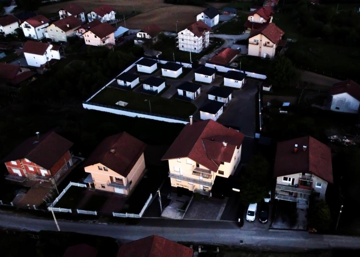Apartmani I Bungalovi Trojka バニャ・ルカ エクステリア 写真